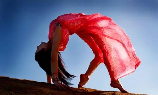 韩国美女瑜伽自拍，运动短裤女宽松瑜伽