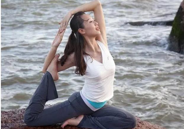 腰疼做什么瑜伽动作，瑜伽缓解腰部