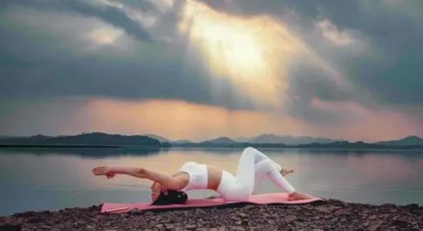 瑜伽美女照片，超薄女裤做瑜伽图片