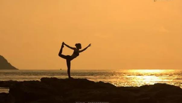 练瑜伽如何保持平衡，瑜伽半球练平衡的动作