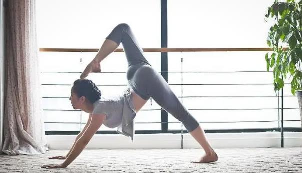 瑜伽改善腰部的动作，锻炼腰部的瑜伽动作