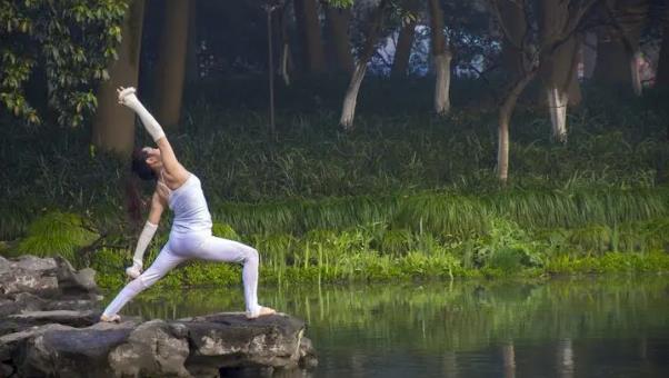 瑜伽腿部拉伸动作视频，简单的瑜伽动作瑜伽拉伸动作