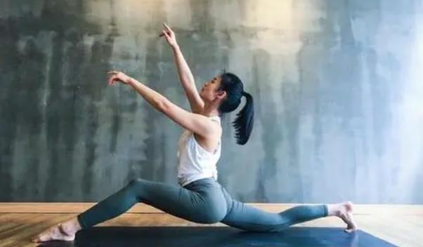 练瑜伽的动作，练背部力量的瑜伽动作